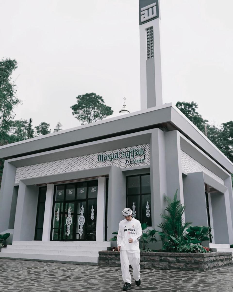 potret Atta meresmikan masjid kelima yang dibangunnya (instagram.com/attahalilintar)