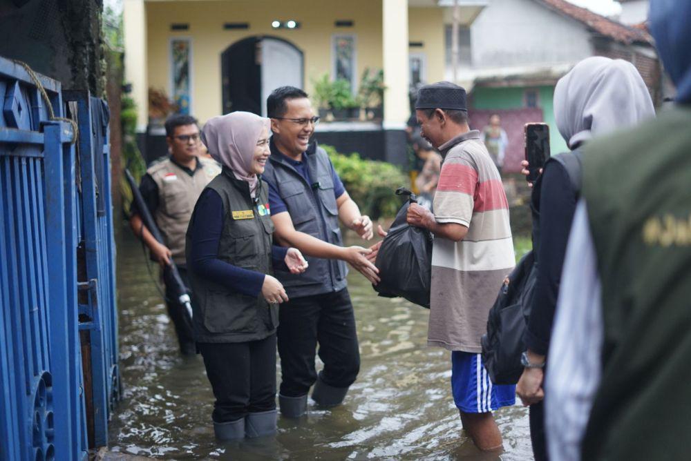 Sahrul Gunawan dan Dine Mutiara Beri Bantuan untuk Korban Banjir di Kabupaten Bandung