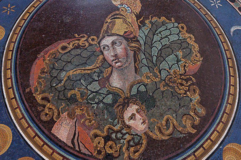mosaik Romawi dari abad ke-3 Masehi dari Tusculum yang menggambarkan aegis Athena dengan kepala Medusa yang terpenggal (commons.wikimedia.org/Jastrow)