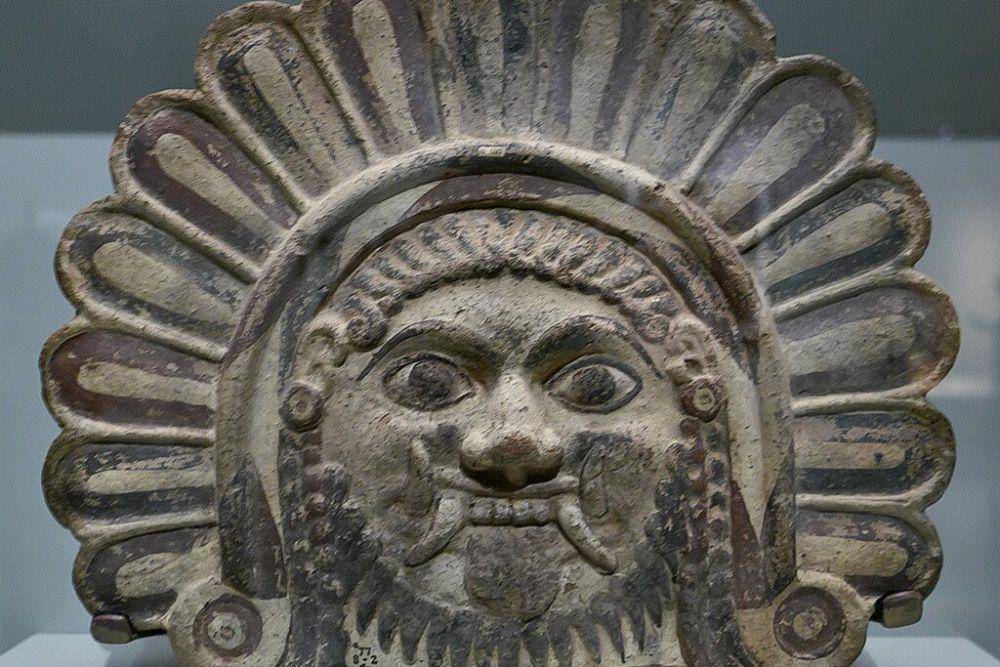 Antefix terakota polikrom dari 500 SM, dengan relief Medusa untuk melindungi rumah dari kekuatan jahat, di pajang di British Museum (commons.wikimedia.org/Jl FilpoC)