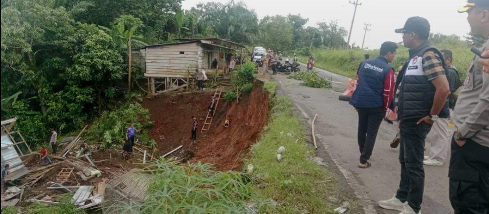 Bahu jalan di Muara Beliti longsor. (Dok. Polres Musi Rawas)