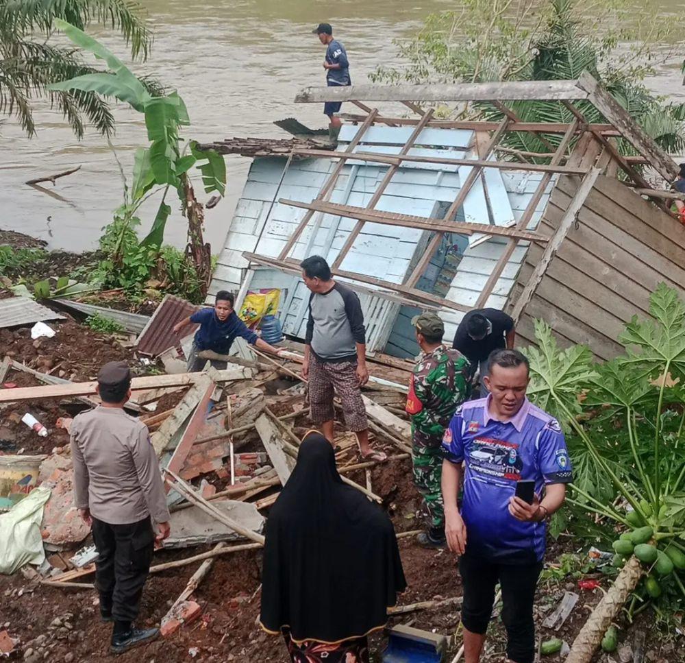 Kondisi rumah yang longsor. (Dok. Polres Musi Rawas)