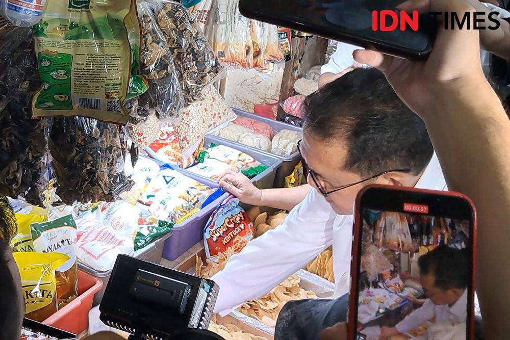 Menteri Perdagangan (Mendag), Budi Santoso, menguji takaran Minyakita saat inspeksi di Pasar Ciracas, Jakarta Timur, Sabtu (15/3/2025). (IDN Times/Trio Hamdani)