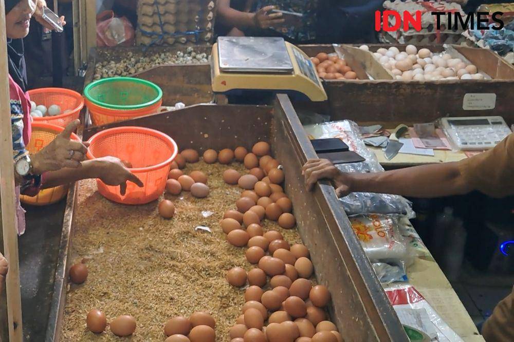 Menteri Perdagangan (Mendag), Budi Santoso meninjau Pasar Ciracas, Jakarta Timur, Sabtu (15/3/2025). (IDN Times/Trio Hamdani)