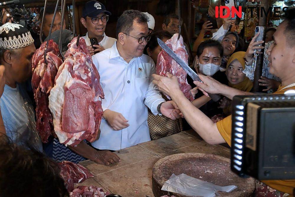 Menteri Perdagangan (Mendag), Budi Santoso meninjau Pasar Ciracas, Jakarta Timur, Sabtu (15/3/2025). (IDN Times/Trio Hamdani)