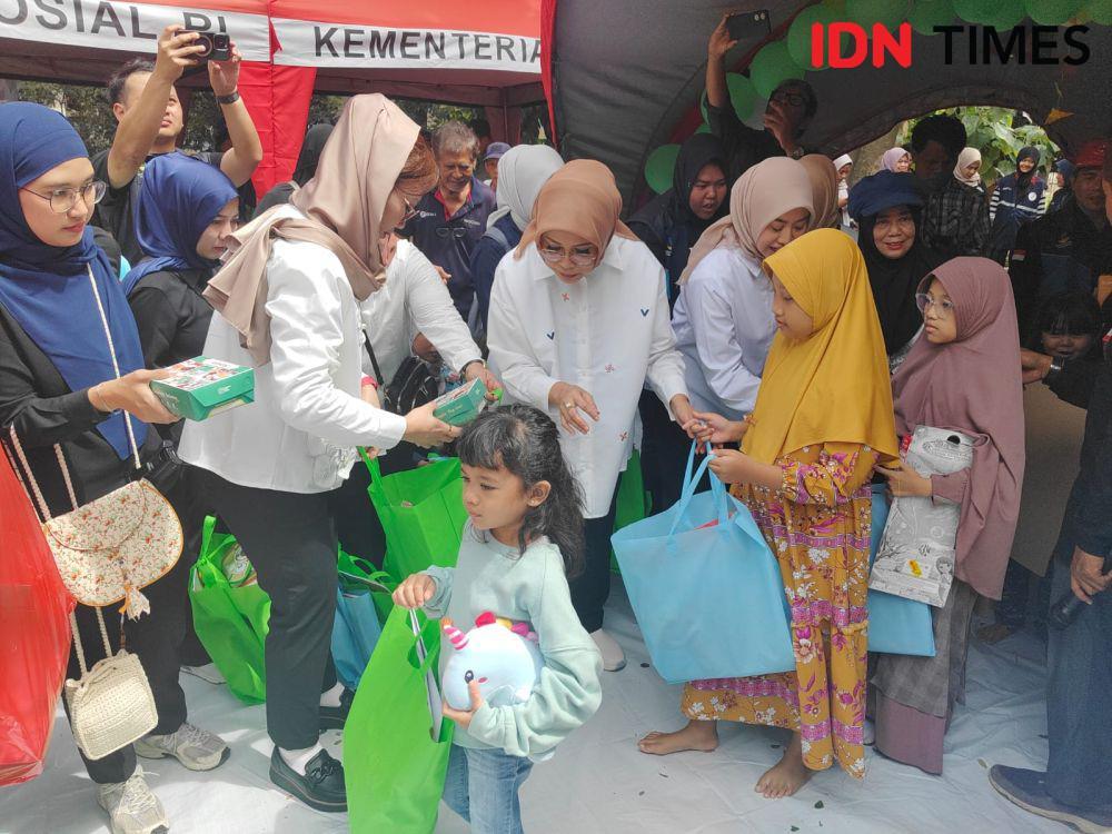Istri Mensos Gus Ipul Berikan Paket Bantuan ke Korban Banjir Bekasi