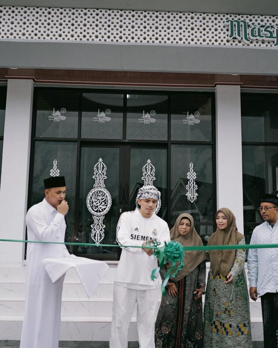 potret Atta meresmikan masjid kelima yang dibangunnya (instagram.com/attahalilintar)