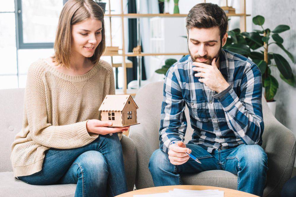 Ilustrasi pasangan membeli rumah (freepik.com/freepik)