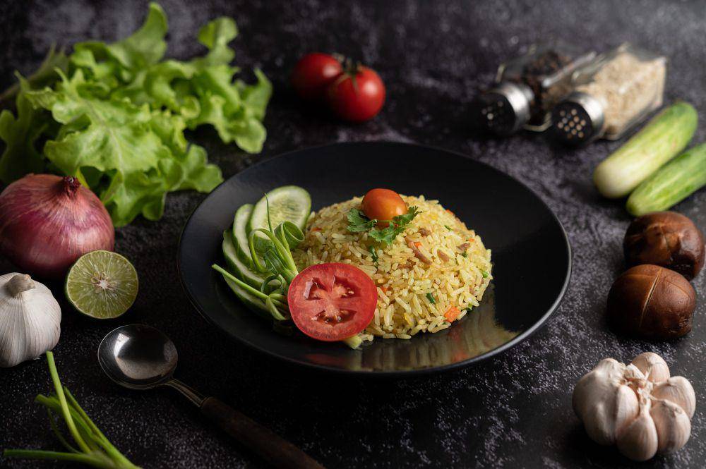 Ilustrasi nasi goreng kemangi ayam suwir (freepik.com/jcomp)