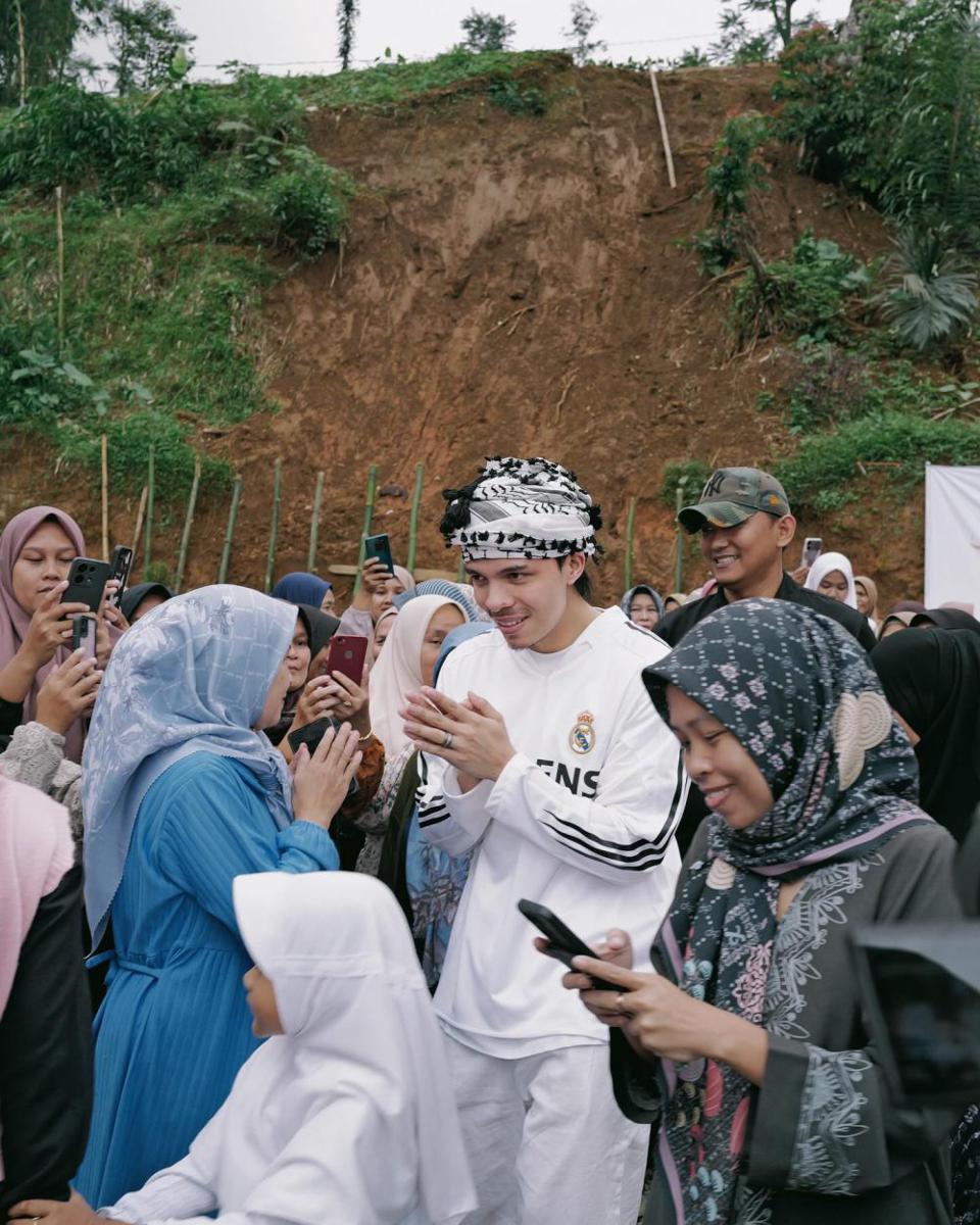 potret Atta meresmikan masjid kelima yang dibangunnya (instagram.com/attahalilintar)