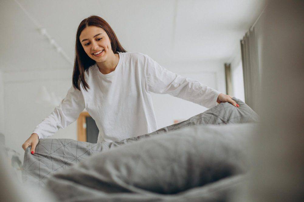 Ilustrasi wanita menata kamar tidur (freepik.com/senivpetro)
