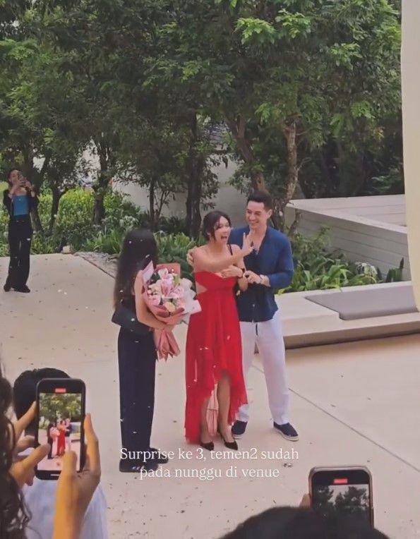 kejutan ulang tahun Nana Mirdad (instagram.com/andrew.white._)
