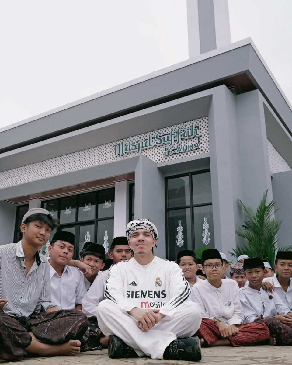 potret Atta meresmikan masjid kelima yang dibangunnya (instagram.com/attahalilintar)