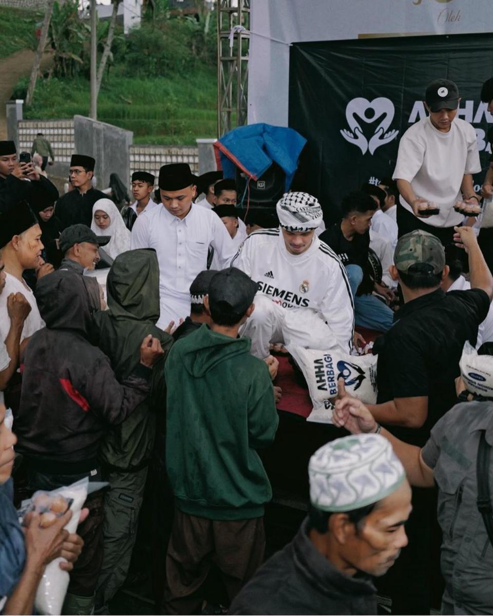 potret Atta meresmikan masjid kelima yang dibangunnya (instagram.com/attahalilintar)
