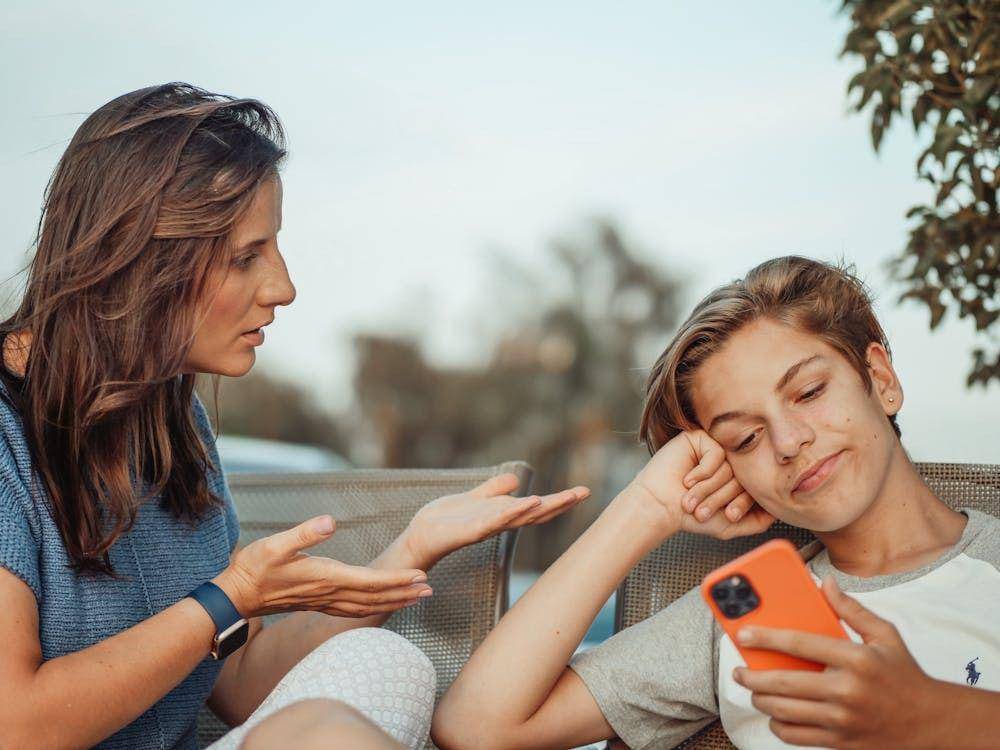 ilustrasi orang tua dan anak (pexels.com/ Kindel Media)