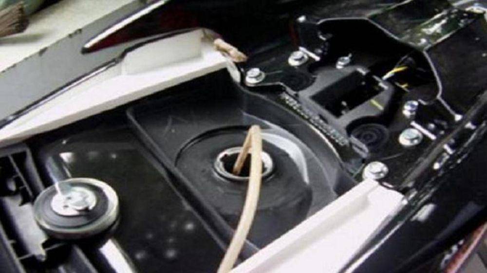 Ilustrasi tangki bensin motor yang sedang dikosongkan (blog.tribunjualbeli.com/)