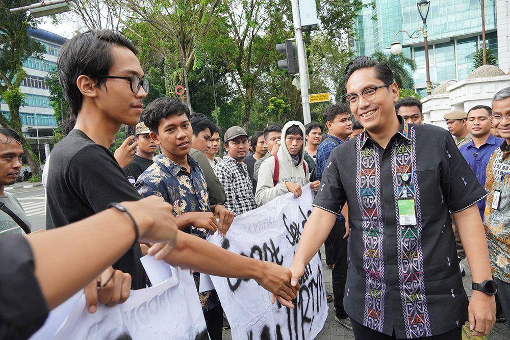 Wali Kota Medan Rico Waas berdialog dengan belasan mahasiswa yang tergabung dalam Aliansi BEMSI Sumut, Jumat (14/3/2025). (Dok. IDN Times)