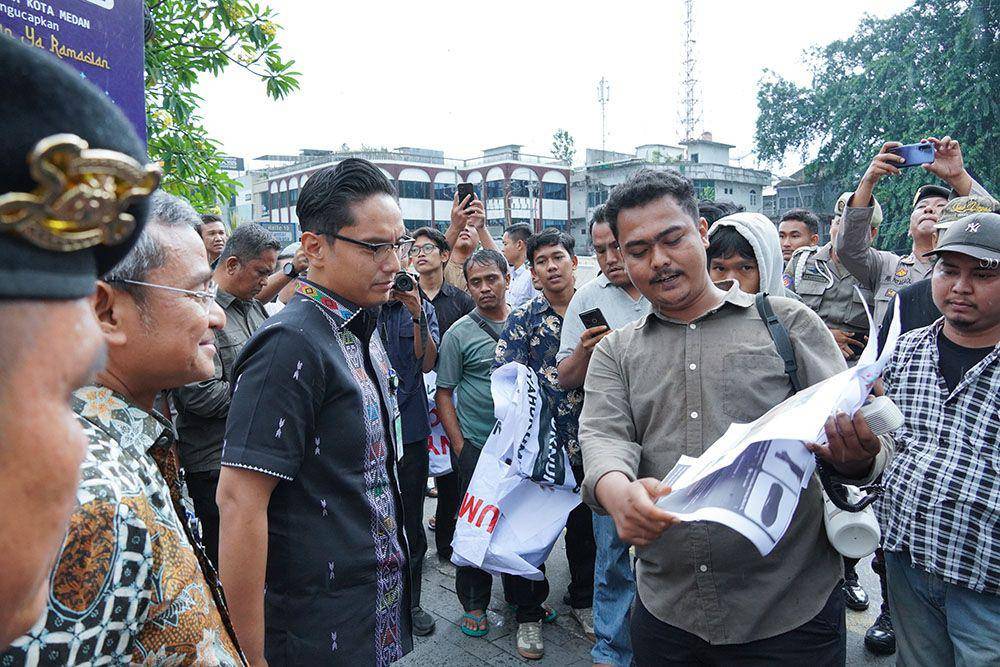 Wali Kota Medan Rico Waas berdialog dengan belasan mahasiswa yang tergabung dalam Aliansi BEMSI Sumut, Jumat (14/3/2025). (Dok. IDN Times)
