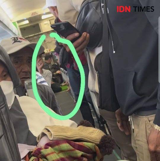 Seorang ibu melahirkan di dalam pesawat. (IDN Times/istimewa).