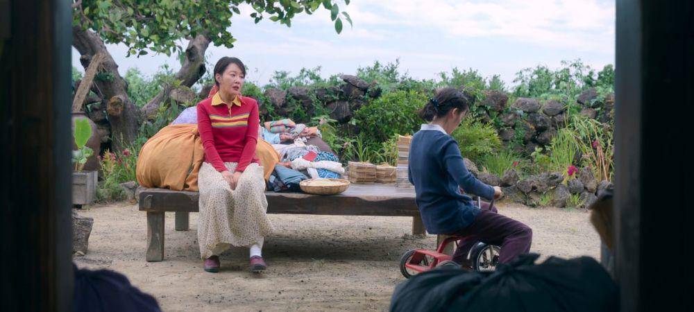Uhm Ji Won dan IU di When Life Gives You Tangerines (dok. Netflix/When Life Gives You Tangerines)