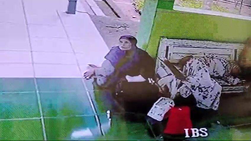 Wanita Terekam CCTV Curi Barang Pasien di RSUD dr. Soeroto Ngawi