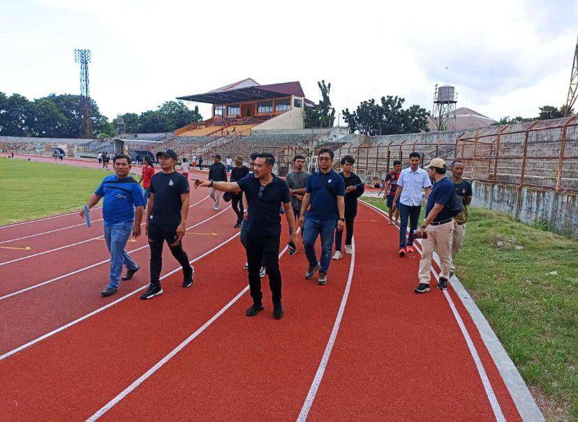 Asprov PSSI Lampung mendampingi kunjungan manajemen Bhayangkara FC bersama PT LIB mengecek Stadion Sumpah Pemuda. (IDN Times/Istimewa).