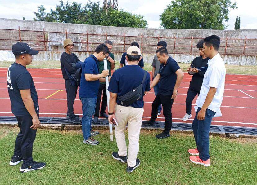 Asprov PSSI Lampung mendampingi kunjungan manajemen Bhayangkara FC bersama PT LIB mengecek Stadion Sumpah Pemuda. (IDN Times/Istimewa).