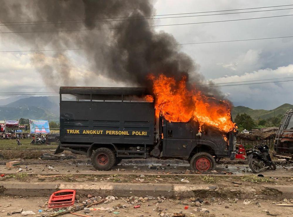 Syukuran Bupati Jayawijaya Ricuh: 6 Orang Terluka, 7 Kendaraan Dibakar