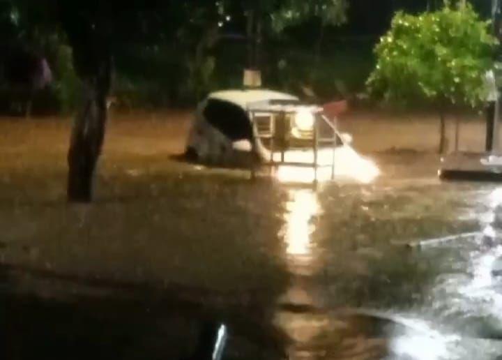 Satu unit mobil warga hanyut terbawa banjir. IDN Times/ Riyanto.