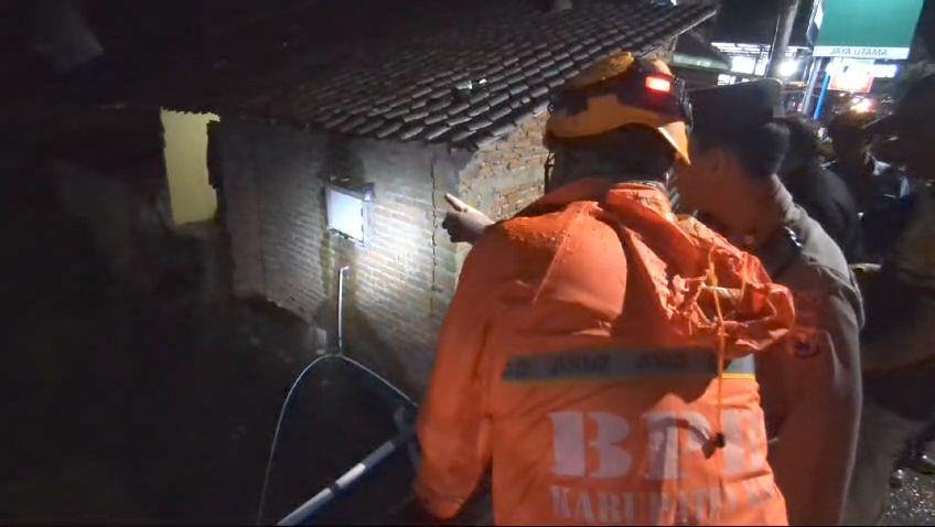 Rumah Wahyudiono di Dagangan Madiun amblas diterjang banjir, penghuni ikut hanyut. IDN Times/ Istimewa.