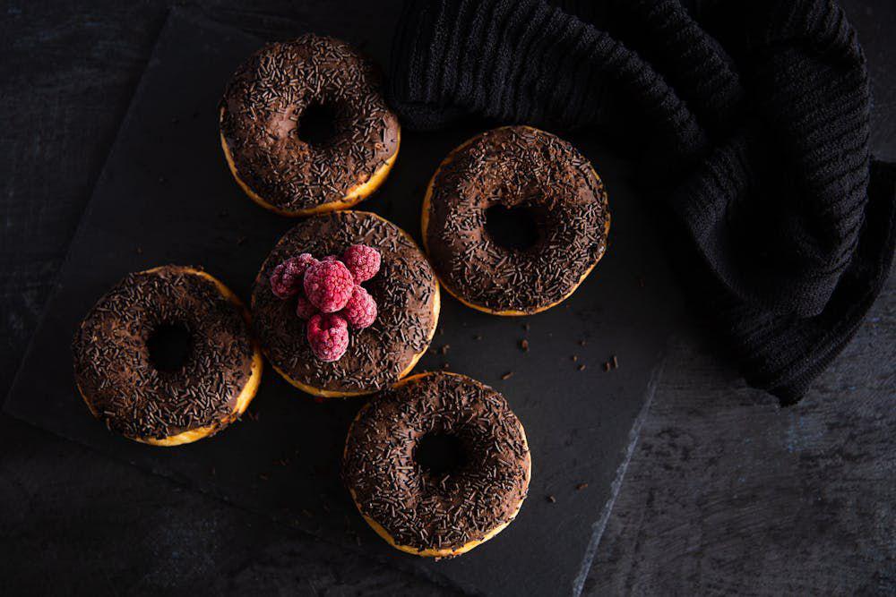 ilustrasi donat buah vla coklat (pexels.com/Amanda Hemphill)