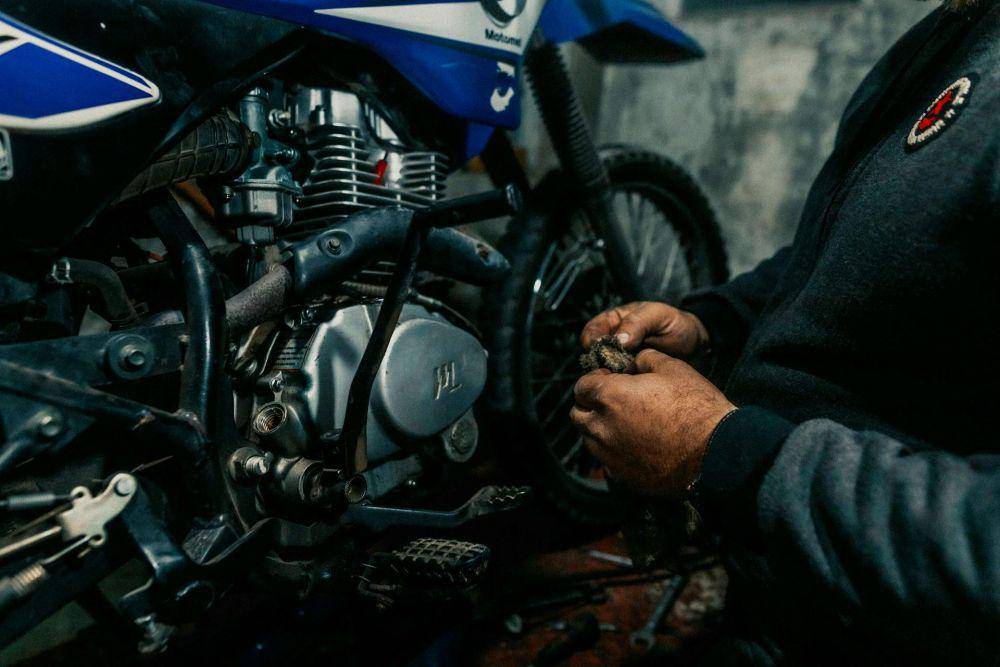 ilustrasi laki-laki memberishkan motor (pexels.com/@gera cejas)