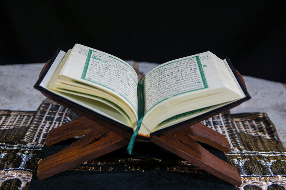 5 Ayat Al-Qur'an Bikin Kamu Kuat Saat Lagi Down, Berasa Dipeluk
