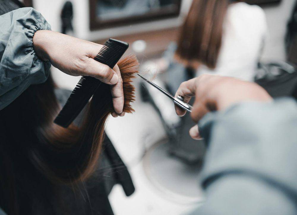 ilustrasi seseorang memotong rambut (pexels.com/Godwin Torres)