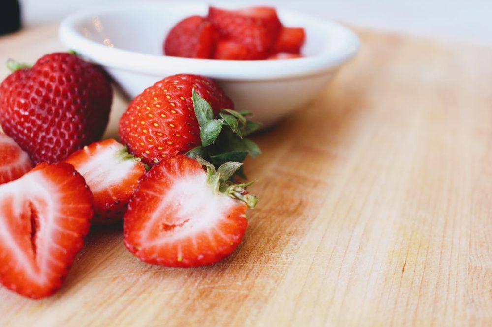 Buah stroberi  (pexel.com/Jenna Hamra)