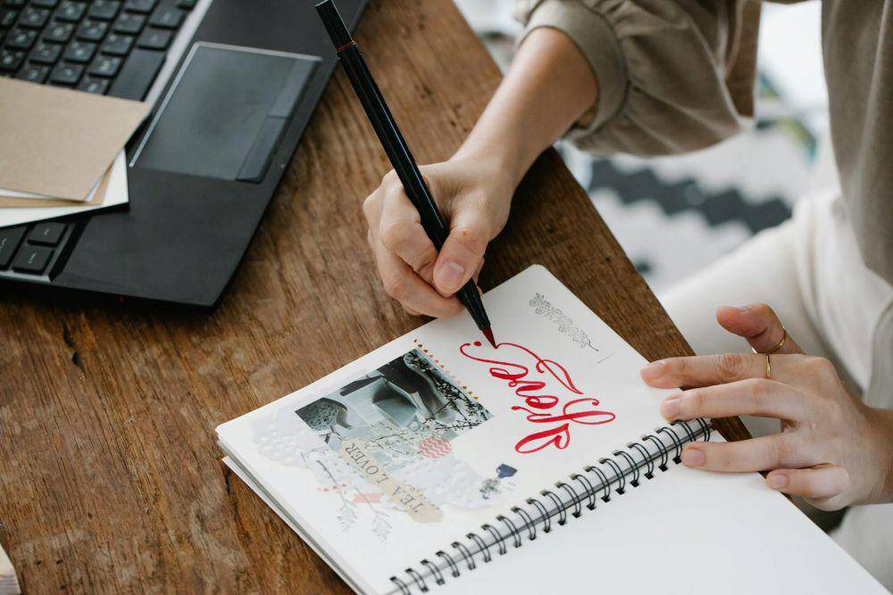 ilustrasi seseorang menulis dibuku catatan (pexels.com/Katya Wolf)