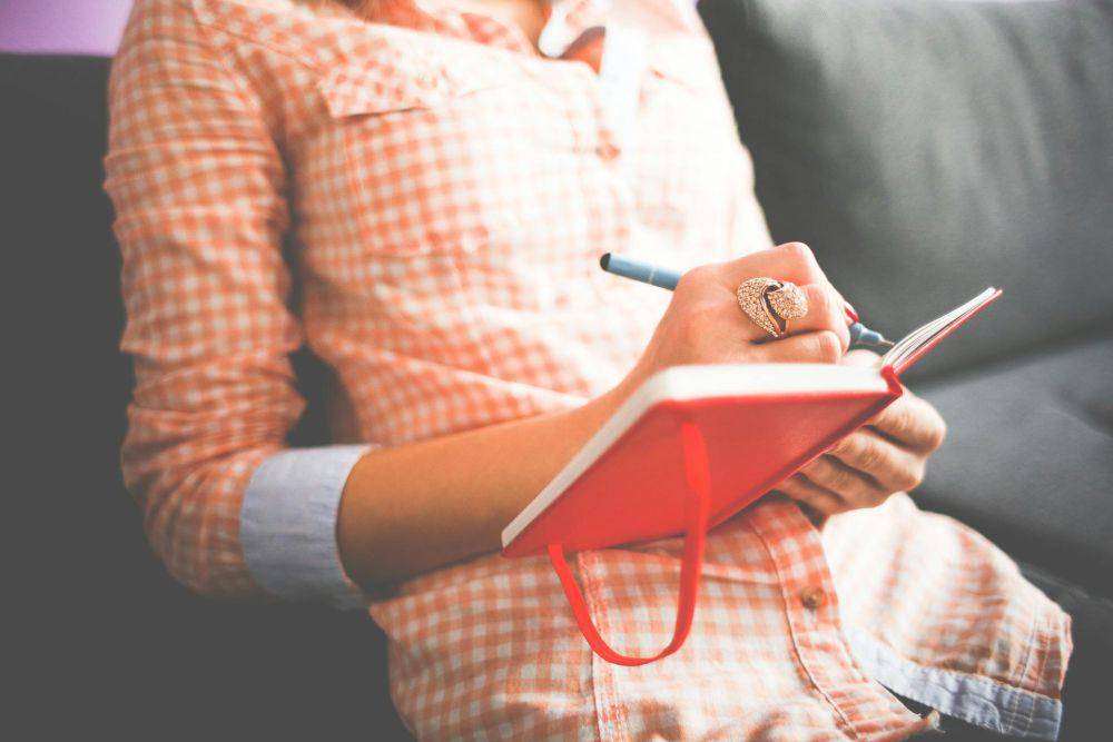 ilustrasi seseorang menulis journal (pexels.com/Pixabay)