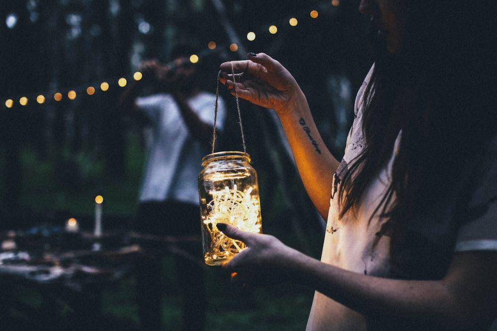 Lampu gantung dari stoples kaca (pexels.com/Rachel Claire)