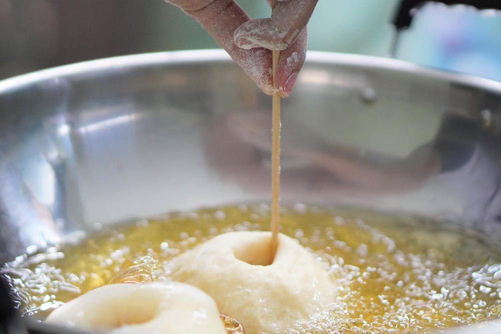 ilustrasi menggoreng donat (pexels.com/ria kochi)