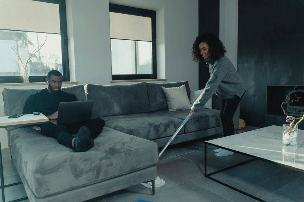 ilustrasi seseorang wanita membersihkan rumah sendiri (pexels.com/Tima Miroshnichenko)