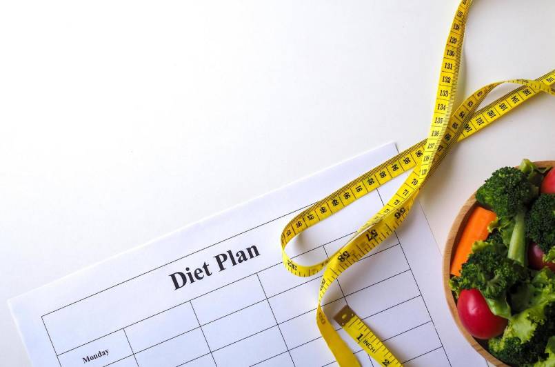ilustrasi diet (vecteezy.com/bestyy38105321)
