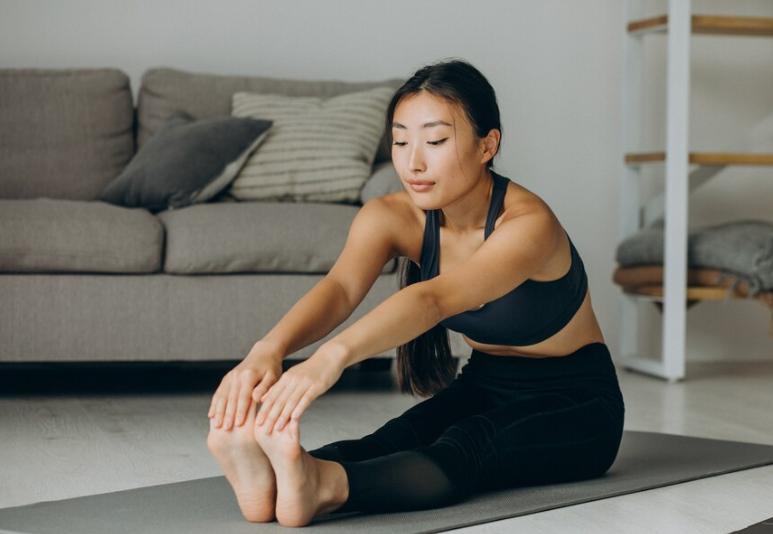 ilustrasi latihan yoga (freepik.com/senivpetro)