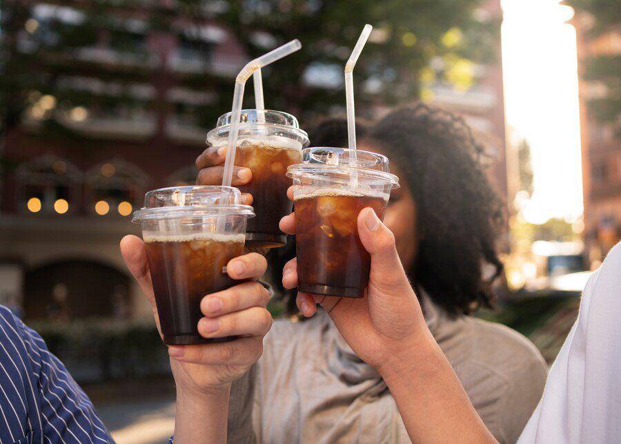 Orang sedang minum teh (freepik.com/freepik)