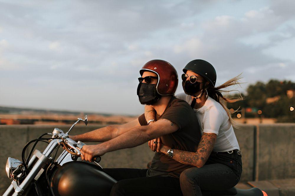 ilustrasi pasangan mengendarai sepeda motor (freepik.com/rawpixel.com)