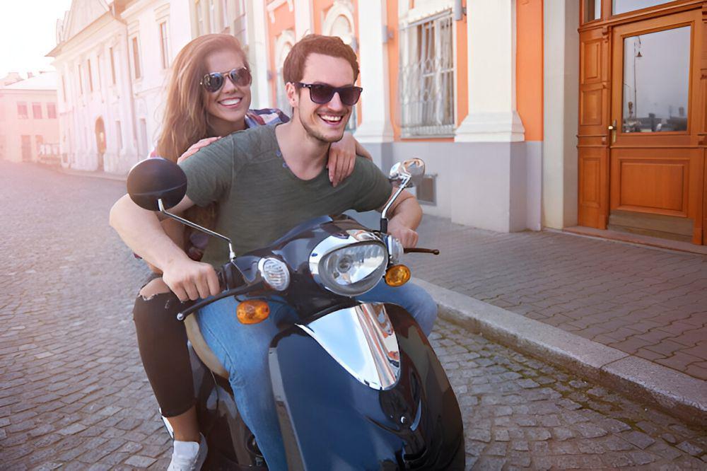 ilustrasi pasangan mengendarai sepeda motor (freepik.com/gpointstudio)
