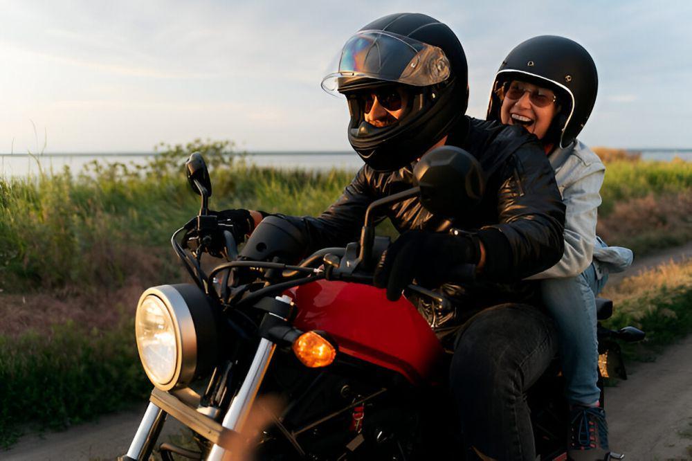 ilustrasi pasangan mengendarai sepeda motor (freepik.com/pikisuperstar)