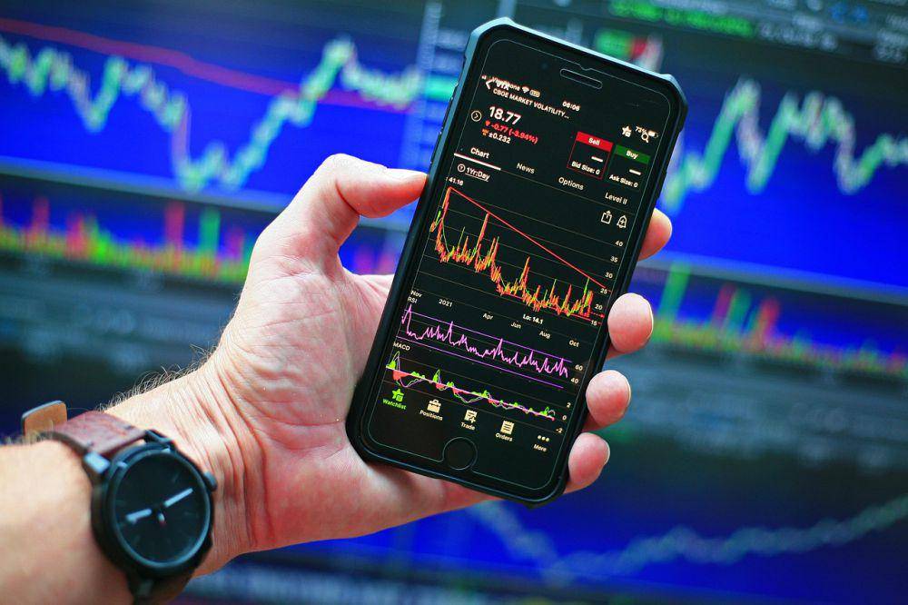 Ilustrasi melihat layar komputer atau ponsel dengan aplikasi investasi terbuka (pixabay.com/id/users/sergeitokmakov-3426571/)