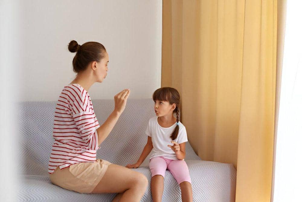 ilustrasi orang tua mengajarkan bahasa kepada anak