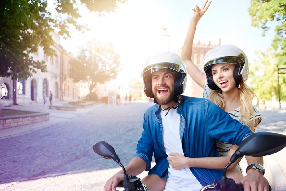 ilustrasi pasangan mengendarai sepeda motor (freepik.com/gpointstudio)