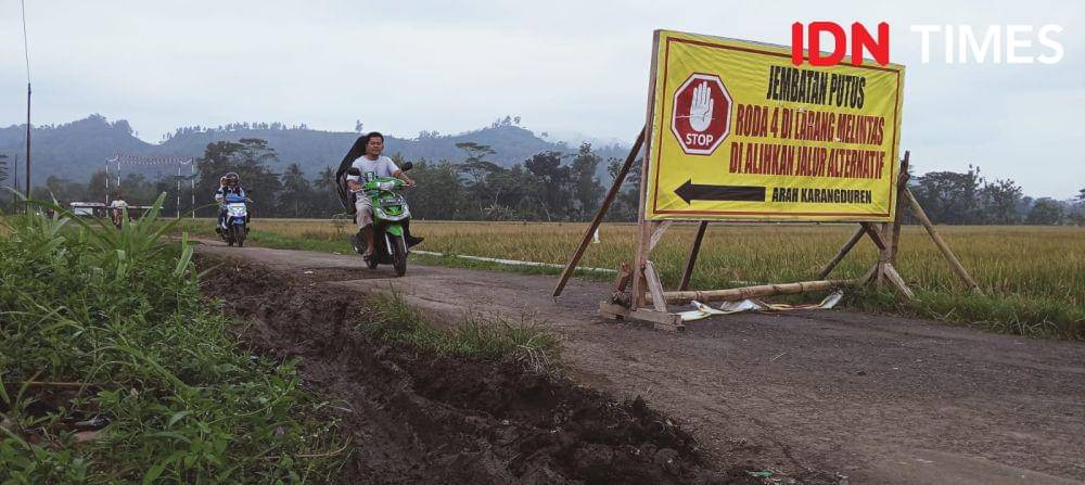 Papan peringatan yang dipasang oleh warga Dusun Muncu, Desa Purwojati, Sasbtu (15/3/2025).(IDN Times/Cokie Sutrisno)